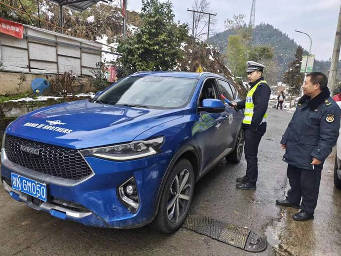 1月26日，梨溪口鄉(xiāng)綜合行政執(zhí)法隊(duì)同片區(qū)派出所開展聯(lián)合執(zhí)勤，對(duì)騎乘摩托車不佩戴安全頭盔，無牌無證、駕駛轎車不系安全帶等違法行為開展勸導(dǎo)和查處。 (4)