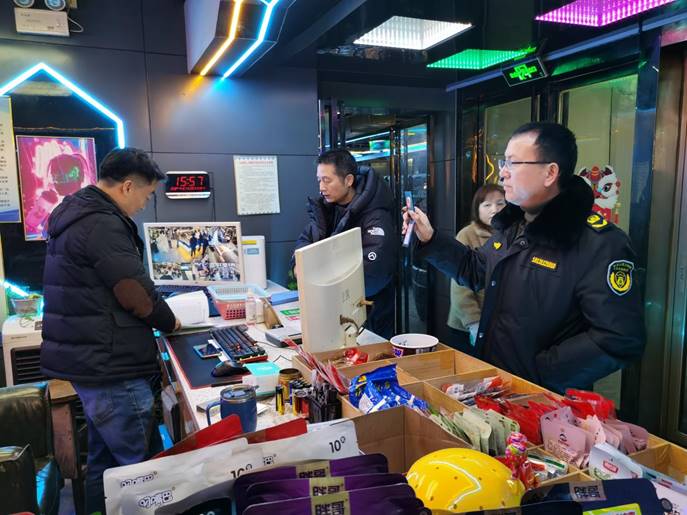 1月25日至26日，文化旅游廣電體育局副局長左桂華帶隊(duì)，市場管理股、文化綜合執(zhí)法大隊(duì)等7人參加，對(duì)轄區(qū)內(nèi)網(wǎng)吧、KTV，電子游樂場所進(jìn)行安全生產(chǎn)檢查，督促經(jīng)營場所加強(qiáng)消防安全自查及員工安全知識(shí)培訓(xùn)、演練。 (3)