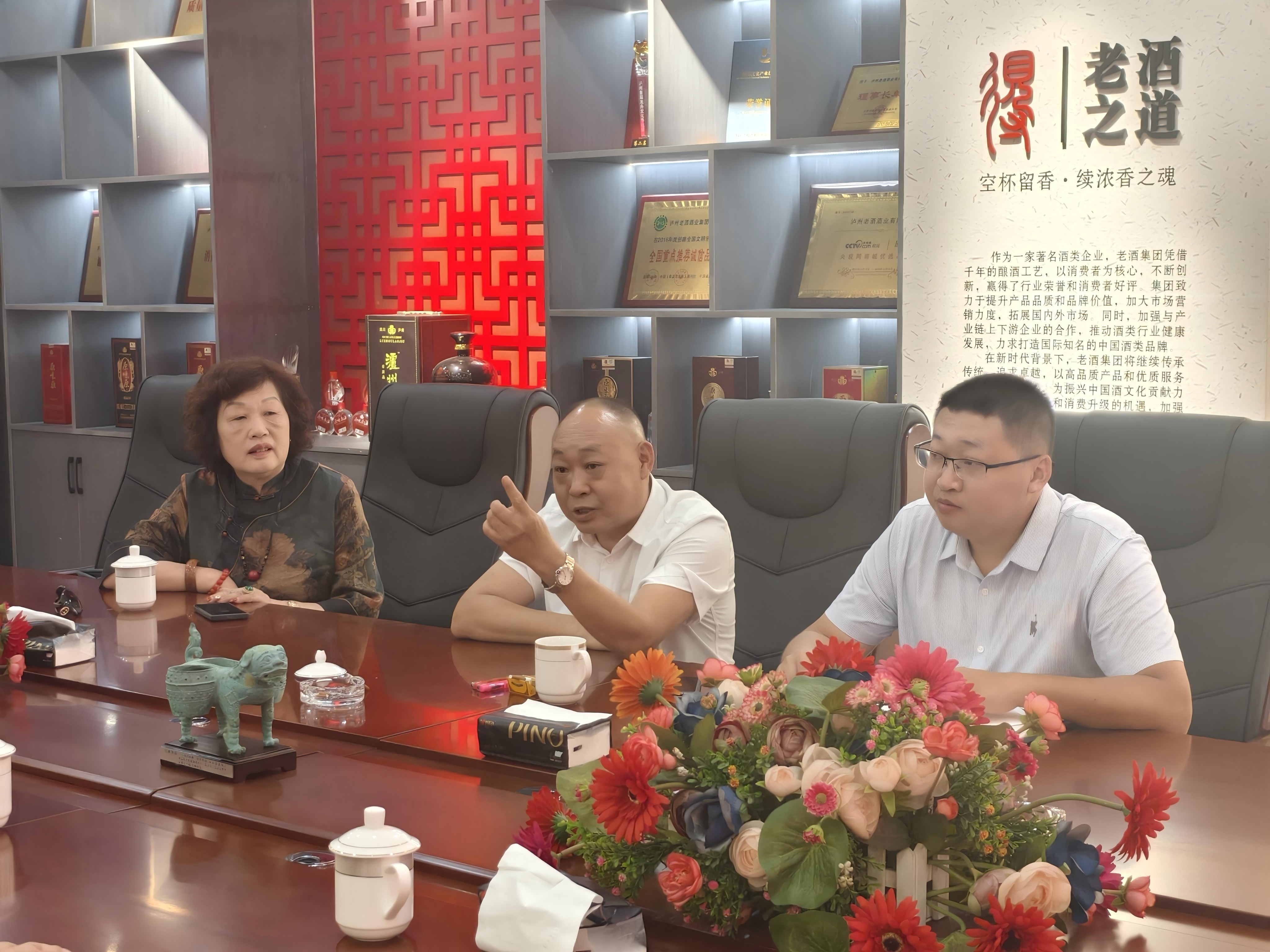 董事長(zhǎng)為湖北客商介紹情況